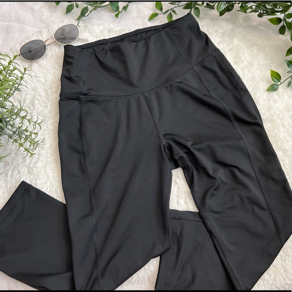 BLACK KNEE LEVEL LEGGINGS WITH SIDE POCKETS